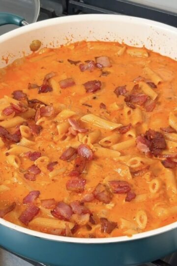 One-pan creamy bacon pasta with penne, tomatoes, mozzarella, and crispy bacon