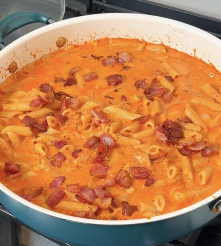 One-pan creamy bacon pasta with penne, tomatoes, mozzarella, and crispy bacon